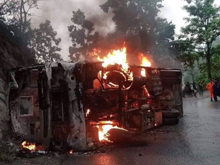 दाउन्नेमा बस पल्टिएर आगलागी हुँदा २१ जना घाइते, ६ जनाको अवस्था चिन्ताजनक